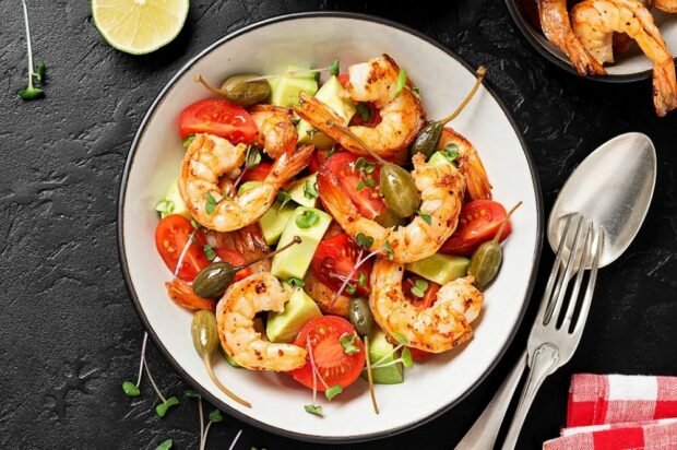 Salad with fried shrimp, capers and avocado 