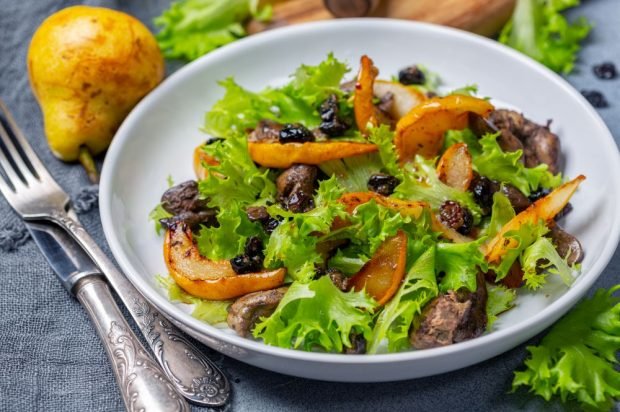 Warm chicken liver salad with caramelized pear and prunes 