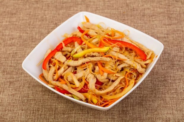 Salad of funchosa, pork, carrots and bell pepper – a simple and delicious recipe, how to cook step by step