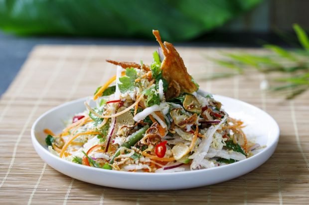 Meat salad with fried chicken, vegetables and peanuts