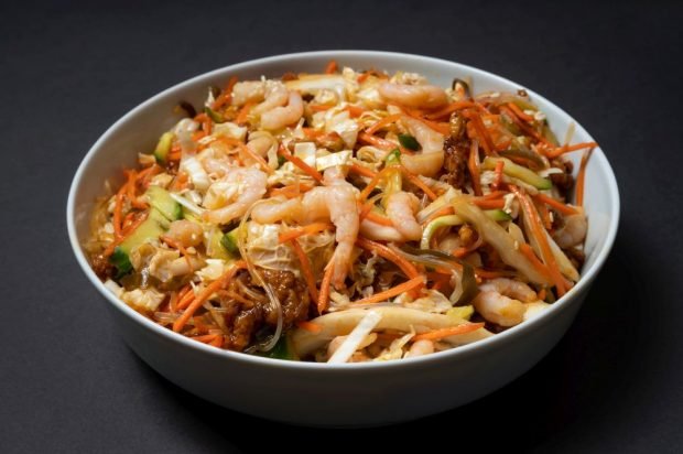 Salad of shrimp, noodles and vegetables 