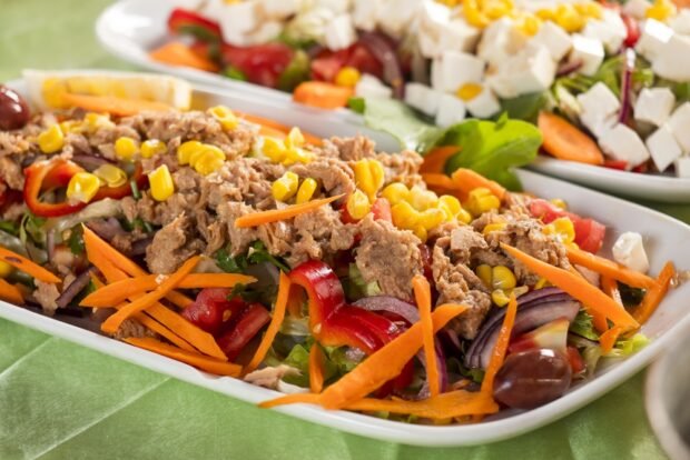 Salad with tuna and carrots 