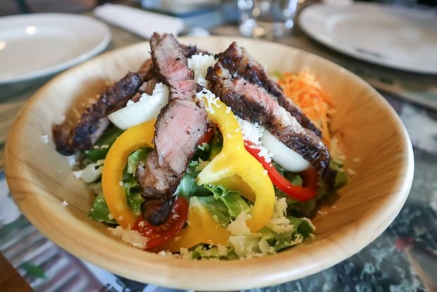 Salad with beef and bell pepper 