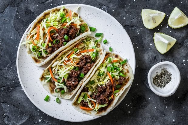 Salad with spicy beef and cabbage