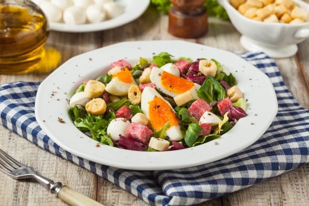 Italian salad with smoked sausage 