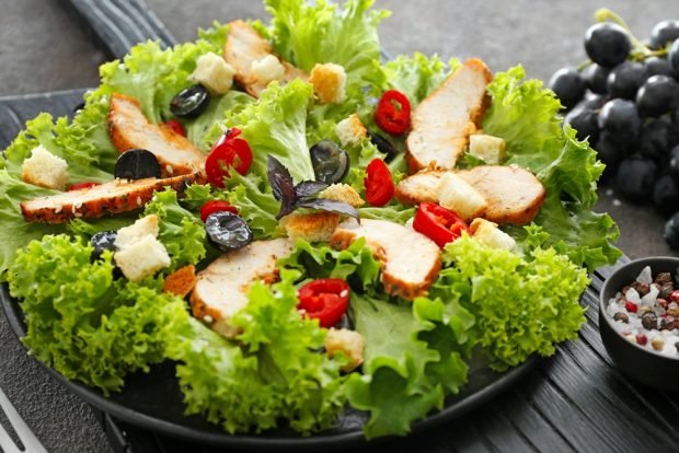 Salad with smoked chicken, hot pepper and grapes