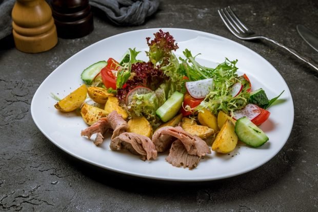 Salad with potatoes and beef