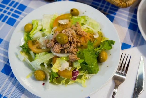 Salad with canned fish and yellow tomatoes