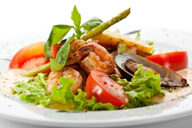 Salad with seafood and asparagus