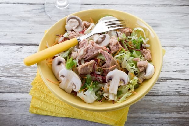 Salad with tuna and mushrooms