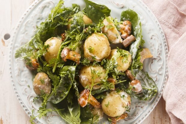 Salad with potatoes, mushrooms and fragrant herbs