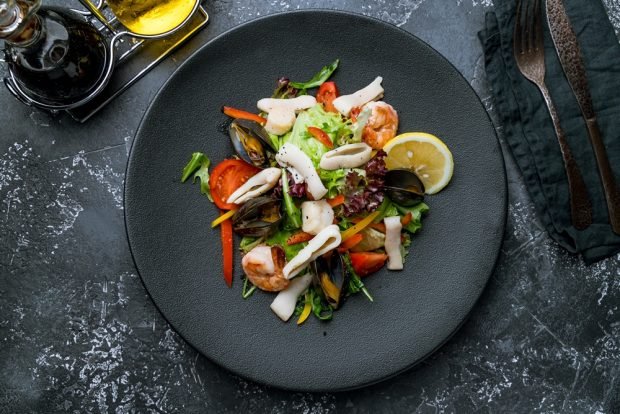 Vegetable salad with seafood