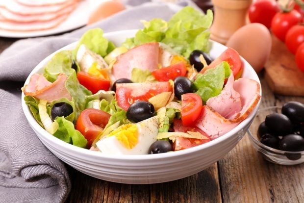 Salad with quail eggs, ham and olives