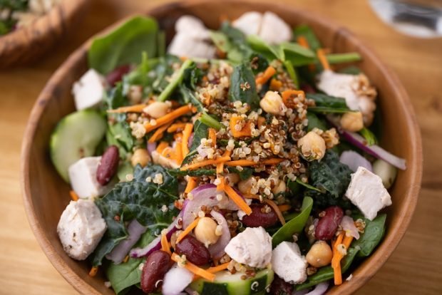 Salad with chicken, quinoa and chickpeas