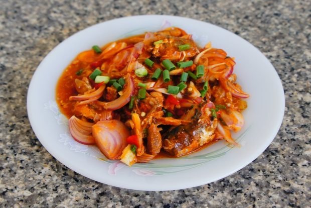 Tomato salad with fish 