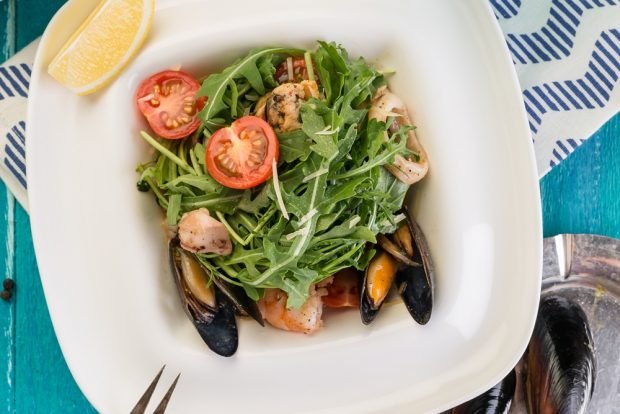 Salad with mussels and arugula