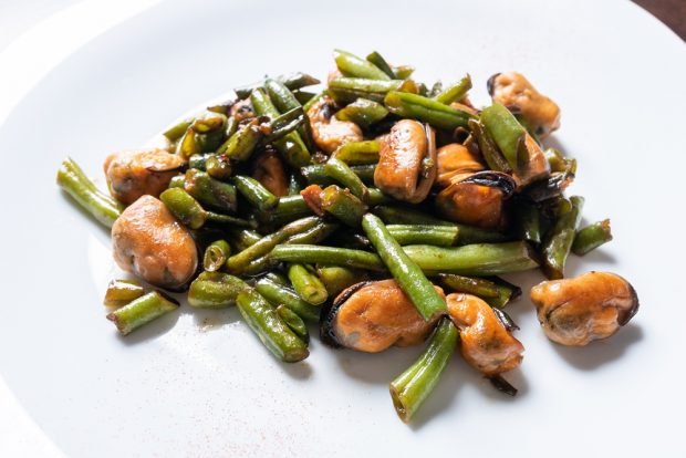 Salad with string beans and mussels