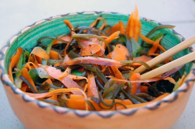 Spicy salad of seaweed and carrots