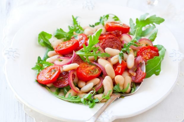 Salad with sausage and beans