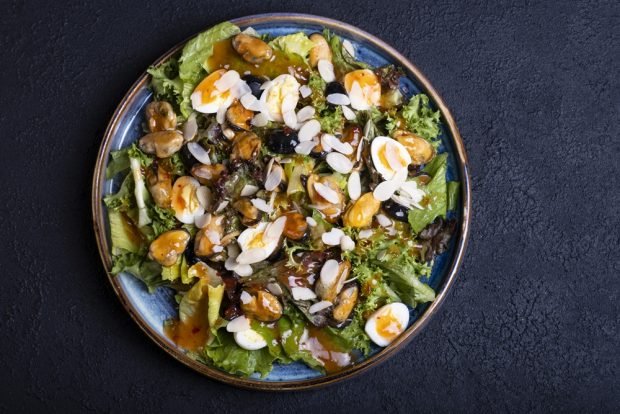 Salad with mussels and quail eggs