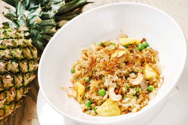 Salad with rice, chicken and cashews