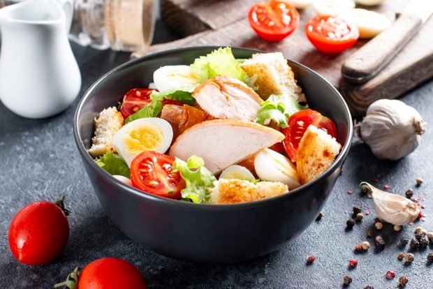 Salad with smoked chicken, quail eggs and crackers