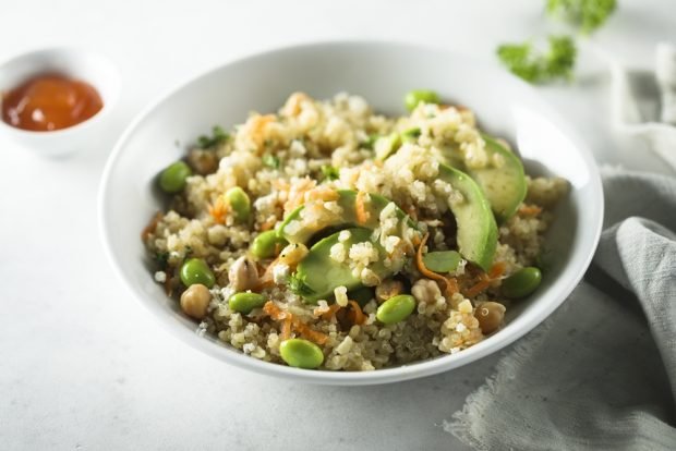 Salad with quinoa and beans