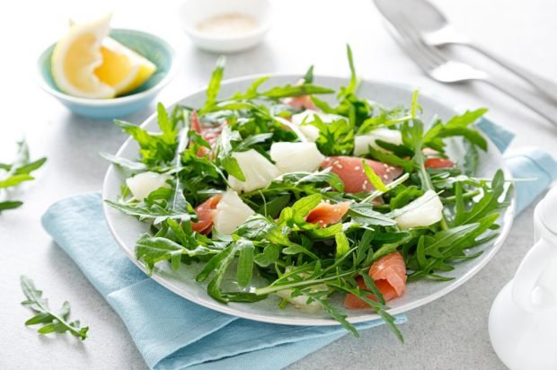 Salad of red fish, arugula and pineapple