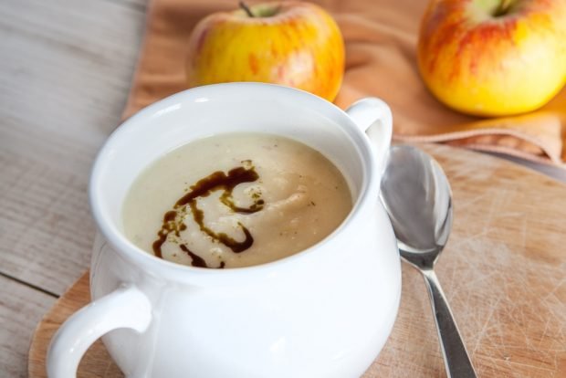 Apple and celery puree soup 