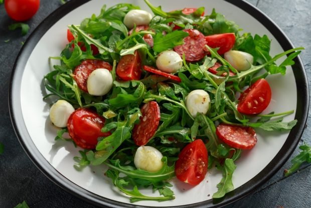 Salad with smoked sausage and mozzarella