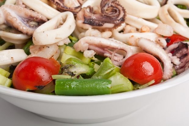 Sea salad with string beans