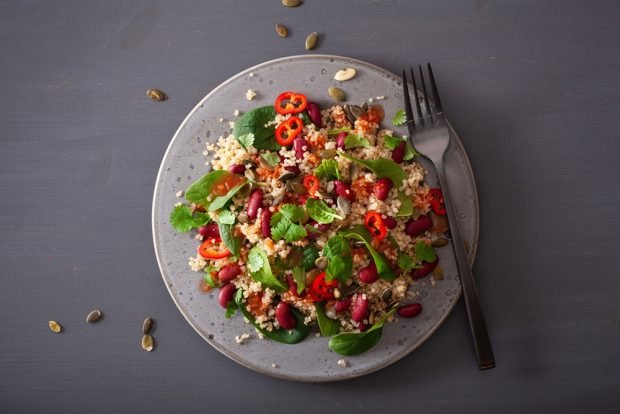 Salad with quinoa, spinach and beans