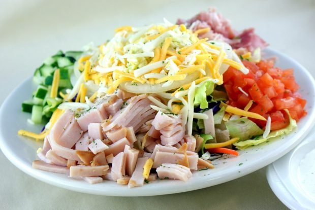 Salad with ham, vegetables and cheese