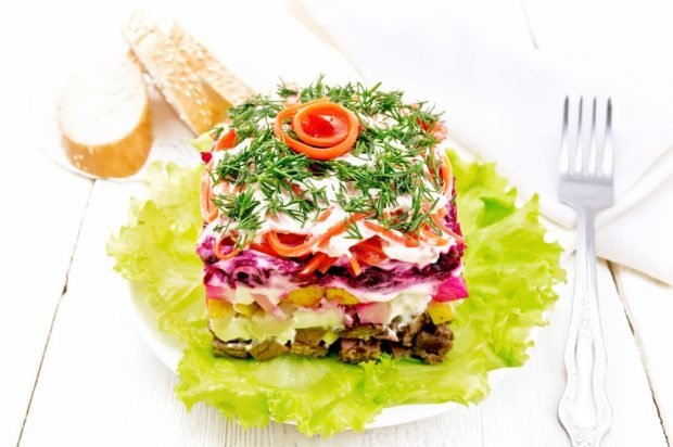 Puff salad with beef, apple and vegetables