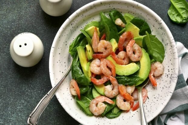 Salad with shrimp, spinach and avocado