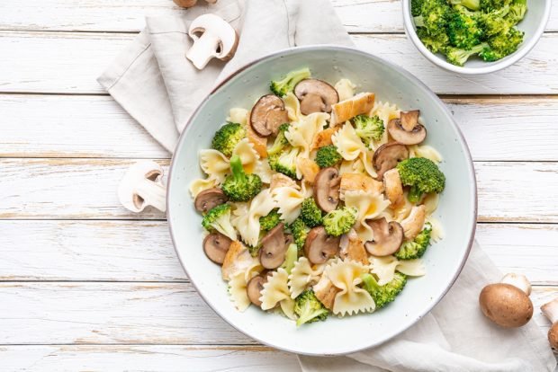 Salad with pasta, chicken and mushrooms 