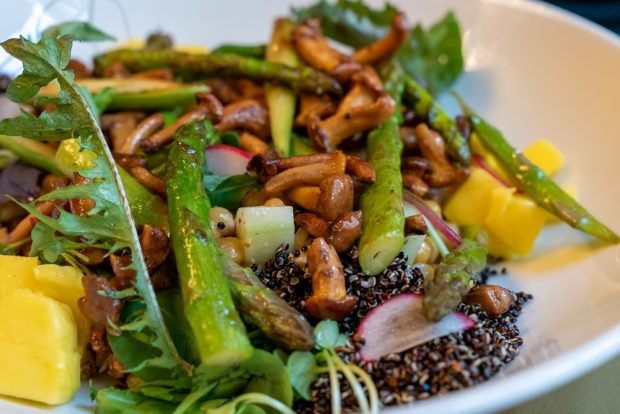 Salad with quinoa, mango and mushrooms