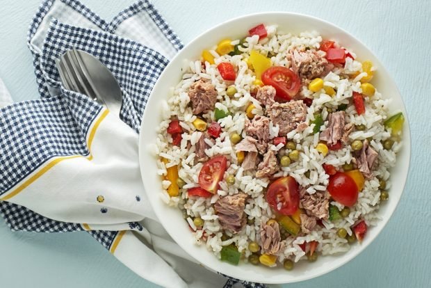 Salad with rice and canned fish 