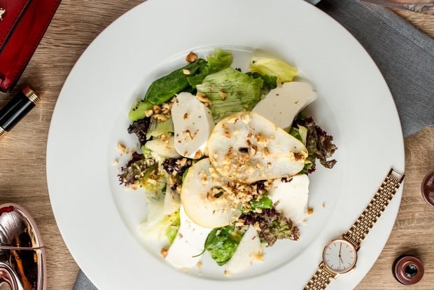 Salad with pear, kiwi and goat cheese