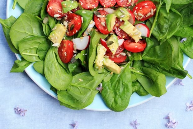 Salad with avocado and tomatoes 