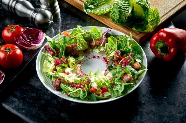 Wreath salad with chicken liver 