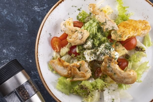 Salad with chicken and feta