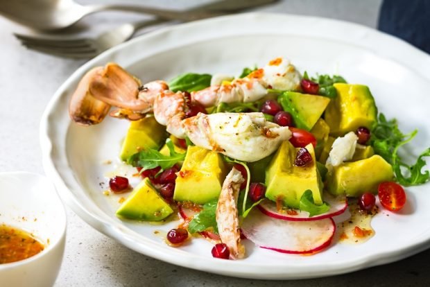 Salad with crab meat and pomegranate