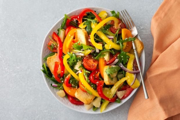 Salad with tomatoes, sweet peppers and pineapples