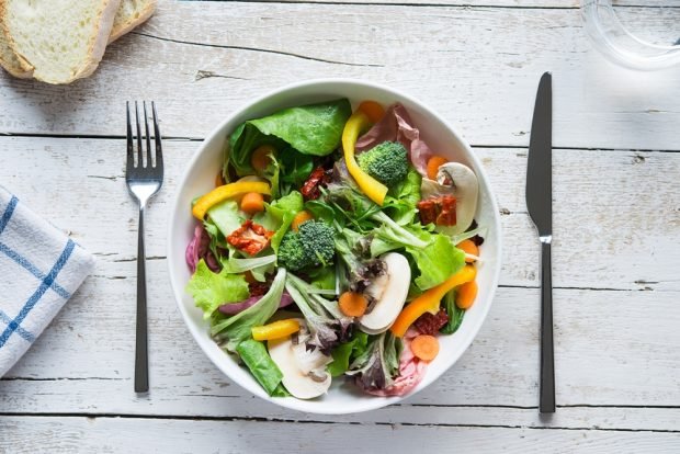 Salad with raw mushrooms and broccoli