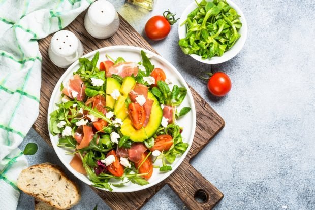 Salad with ham and avocado