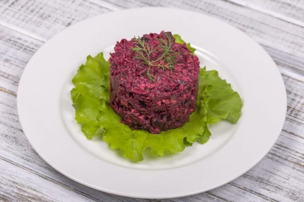 Salad of baked beetroot, prunes and walnuts