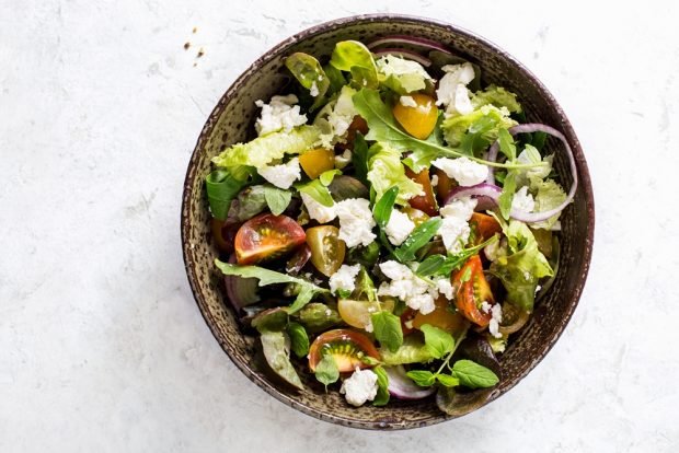 Salad with grainy cottage cheese and vegetables 