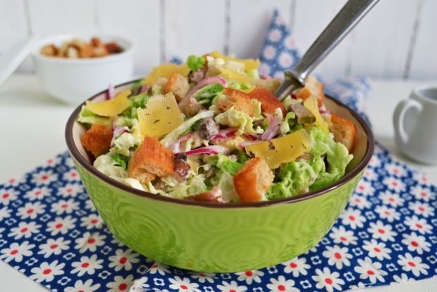 Salad with Peking cabbage, mushrooms and crackers