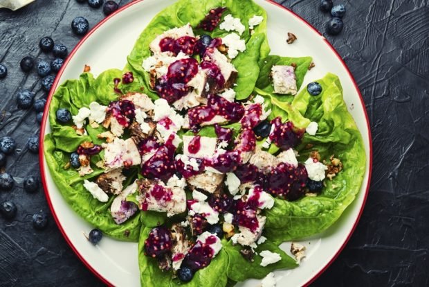 Salad with chicken and blueberries